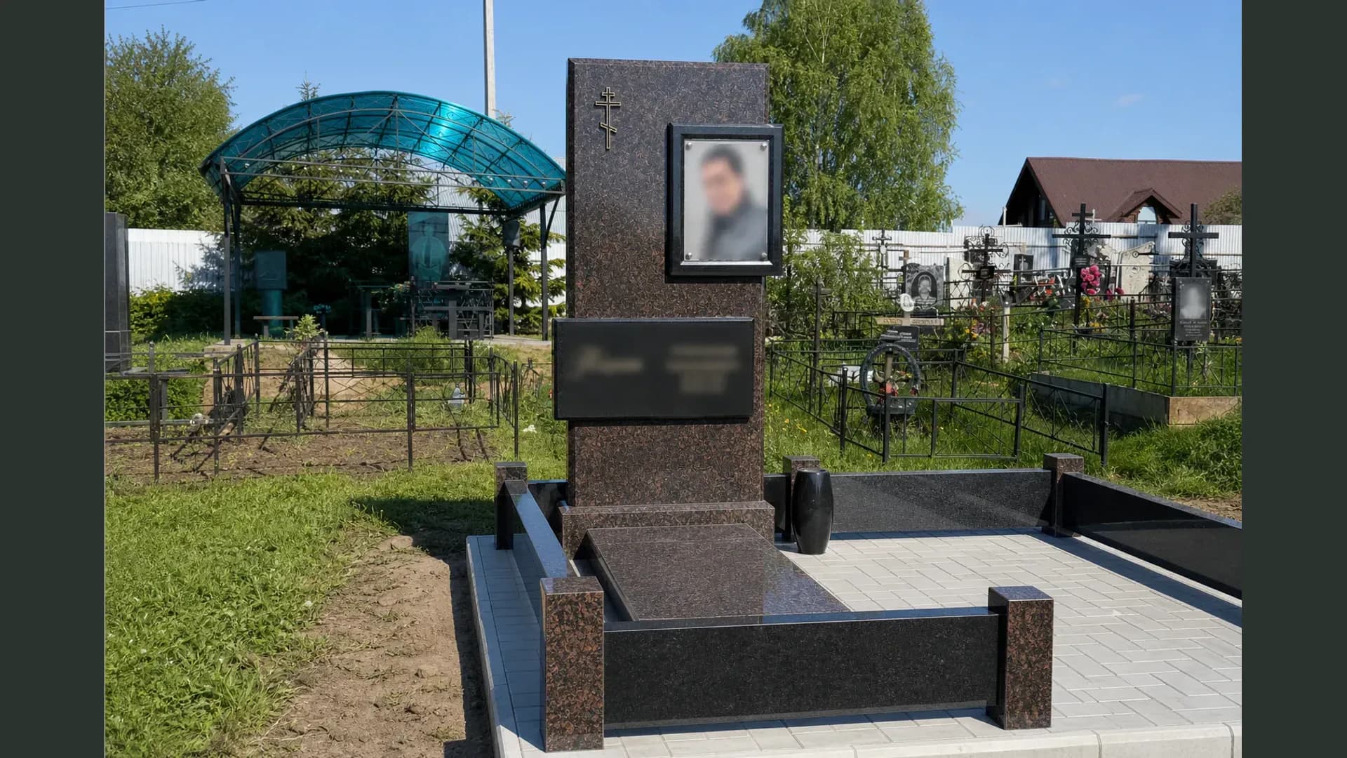 Строгий мемориальный комплекс из двух видов гранита