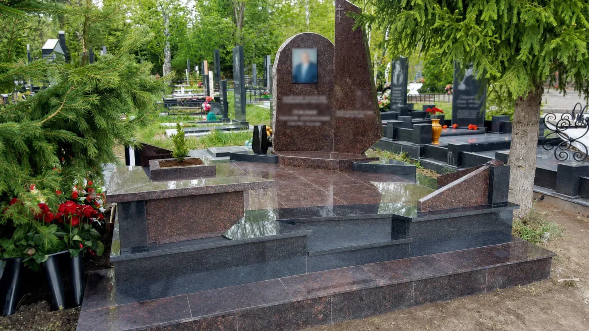 Мемориальный комплекс из черного и коричневого гранита