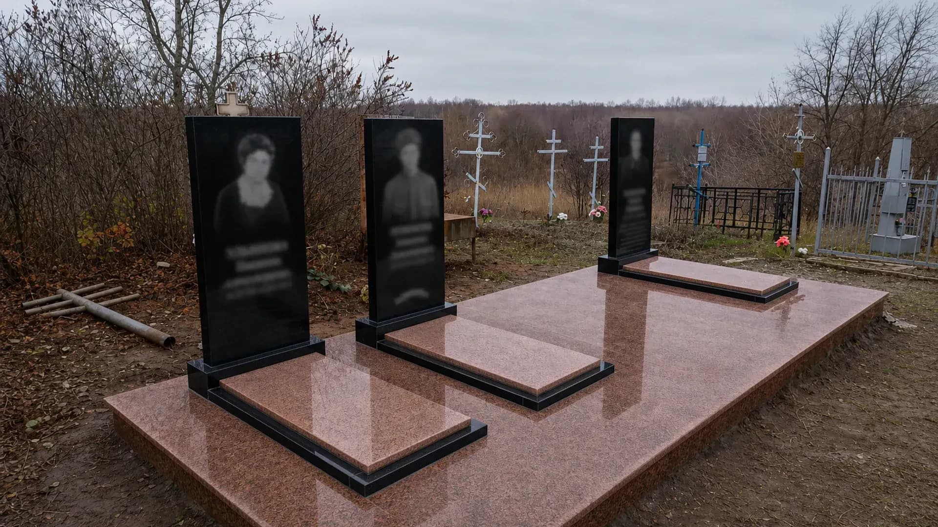 Большое семейное захоронение из красного и чёрного гранита