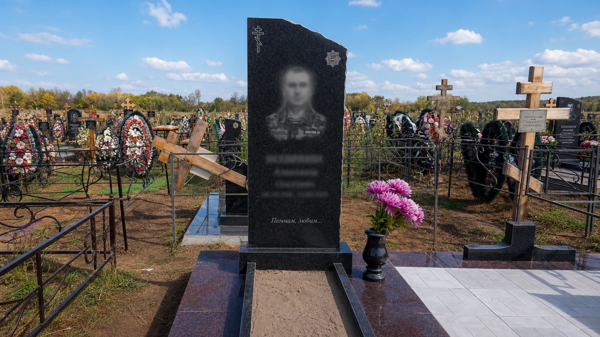 Чёрный гранитный памятник с портретом и гравировкой наград