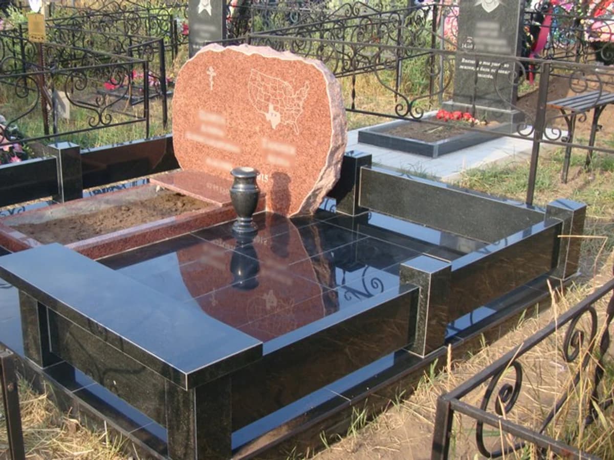 Итоговый вид памятника на кладбище после монтажа